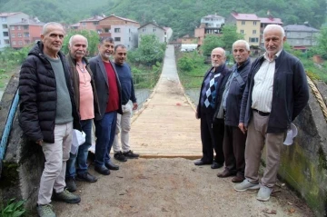 Harşit Çayının ayırdığı köyleri asma ahşap köprü birleştiriyor
