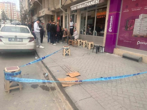 Hasmı için silahına sarıldı, kendini yaraladı
