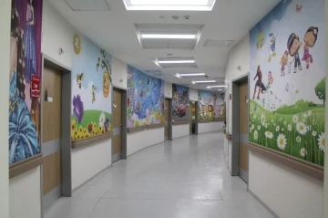 Hasta çocukları çocuk servisi duvarlarındaki kocaman çizgi film karakterleri karşılıyor
