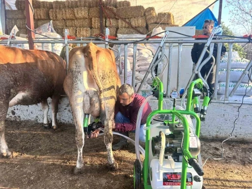 Hatay Büyükşehir Belediyesi’nden hayvan üreticisine süt sağma makinesi desteği
