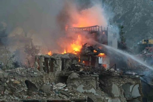 Hatay’da ahşap bina alevlere teslim oldu
