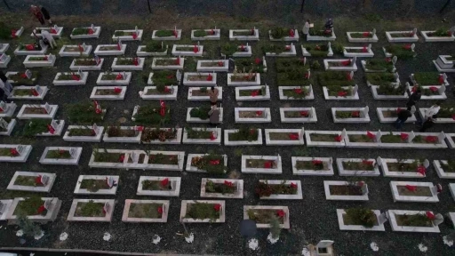 Hatay’da deprem şehitleri mezarlığındaki yoğunluk havadan görüntülendi
