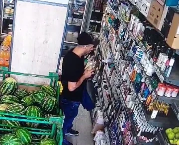 Havaların ısınması hırsızları da etkileri, deodorant seçip çalan şahıs kamerada
