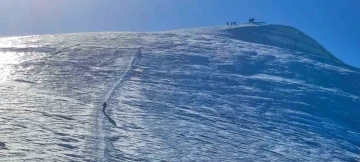 Haziran’da Ağrı Dağı zirvesinde kayak keyfi
