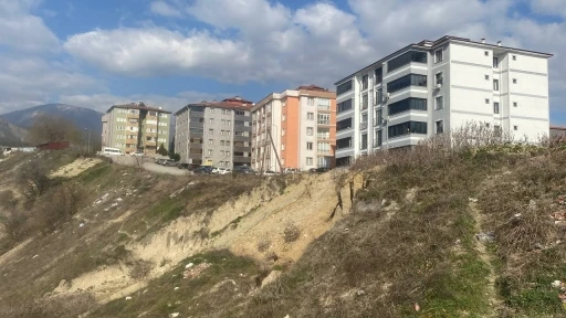 Heyelan nedeniyle apartman sakinleri tedirginlik yaşıyor
