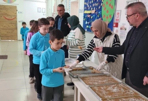 Hisarcık’ta merhum öğretmen anısına irmik tatlısı ikram edildi
