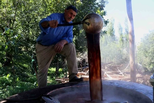 Hizan’da asırlardır doğal yöntemlerle üzüm pekmezi üretiliyor
