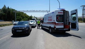 Hızını alamadı, trafik ışıklarında bekleyen araca çarptı: 6 yaralı
