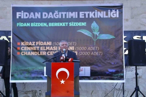 Honaz Belediyesinden üreticiye 15 bin fidan desteği
