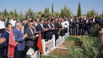 İBB Başkanı İmamoğlu deprem şehitliğini ziyaret etti
