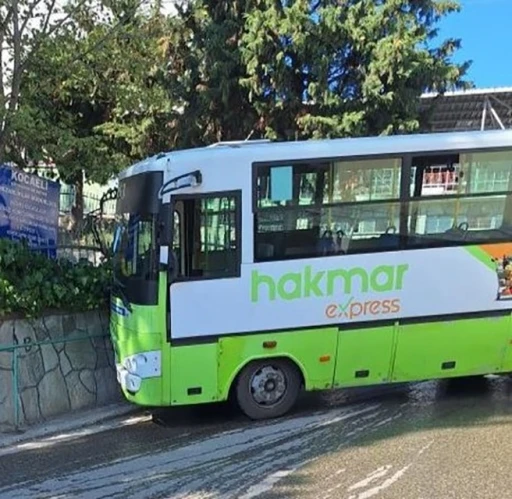 İçinde yolcuların olduğu özel halk otobüsü duvara çarptı
