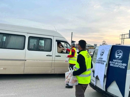 İftara trafikte yakalanan vatandaşların iftarlıkları Hatay Büyükşehir Belediyesi’nden
