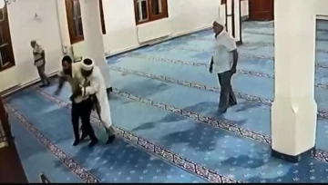 İmam camide kendine bıçakla zarar vermeye çalışan şahsa engel oldu
