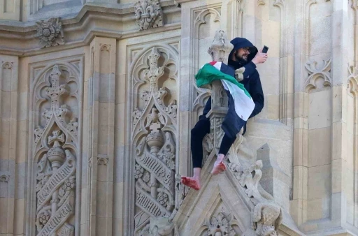 İngiltere’nin simgelerinden Big Ben Saat Kulesi ‘nde Filistin bayrağı açan şahsı ikna çalışmaları sürüyor
