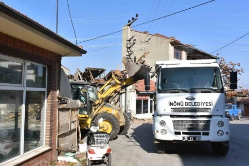 İnönü’de tehlike saçan metruk bina yıkıldı
