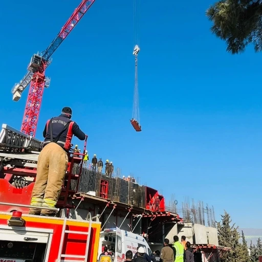 İnşaatta kat boşluğuna düşen işçi yaralandı
