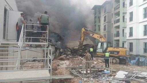 İşçilerin kaldığı konteyner yatakhane alevlere teslim oldu
