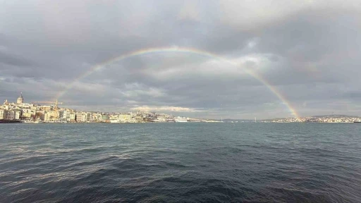 İstanbul Boğazı’nda beliren gökkuşağı mest etti
