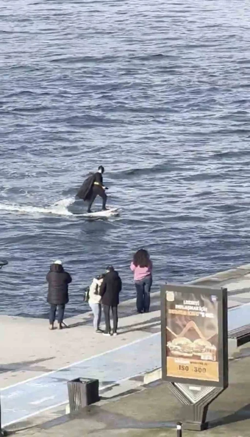 İstanbul Boğazı’nda &quot;Batman&quot; sörf yaparken &quot;Örümcek Adam&quot; scooter kullandı
