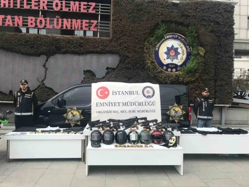 İstanbul’da çete operasyonlarında ele geçirilen silahlar ve motosikletler sergilendi
