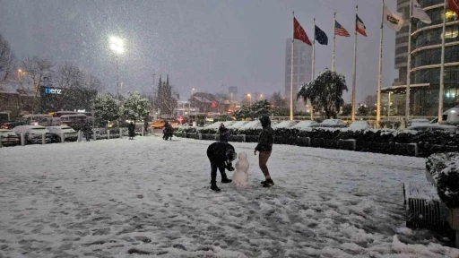 İstanbul’da vatandaşlar kar yağışının keyfini çıkardı
