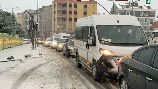 İstanbul’da yollar beyaza büründü, araçlar yollarda kaldı
