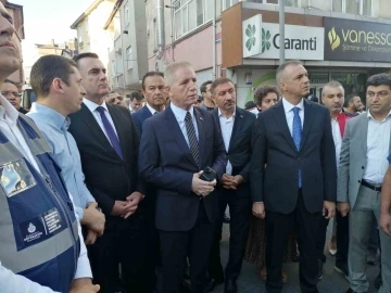 İstanbul Valisi Gül, Pendik’te İETT otobüsünün binaya çarptığı olay yerinde incelemede bulundu
