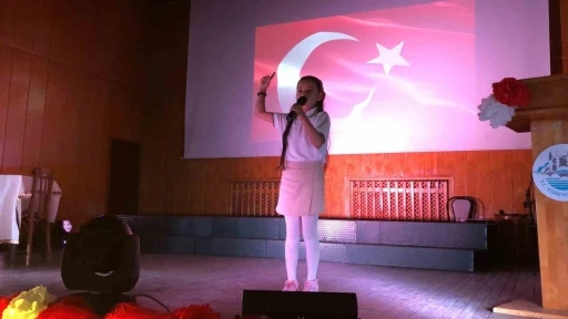 İstiklal Marşı’nı ezbere okuyan küçük Zeynep’in performansı duygulandırdı
