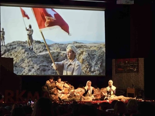 İstiklal Marşı ve Mehmet Akif, Gölcük’te tiyatro sahnesine taşındı
