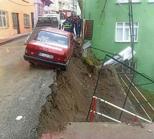 İstinat duvarı çöktü, sokak trafiğe kapatıldı
