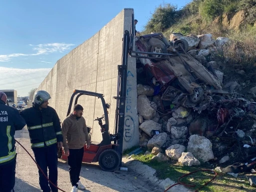 İstinat duvarına çarpan Tofaş hurdaya döndü, araçta sıkışan genç güçlükle kurtarıldı
