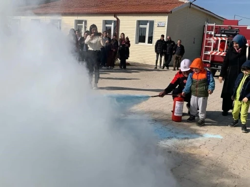 İtfaiye ekiplerinden anaokulunda yangın tatbikatı
