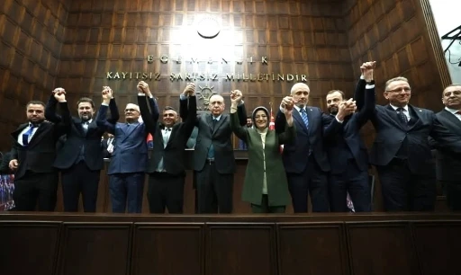 İYİ Parti’den istifa eden Yenikent Belediye Başkanı Öztürk, AK Parti’ye katıldı
