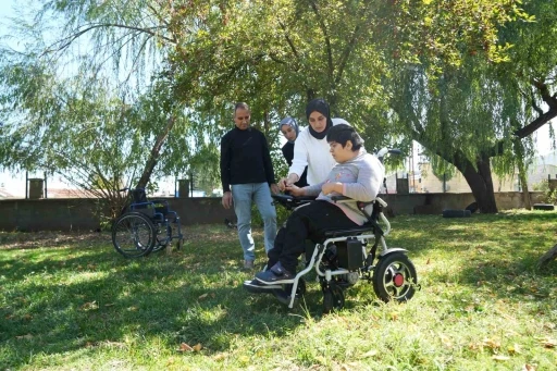 İyilik Ailesi’nden Muşlu Betül’e akülü sandalye desteği
