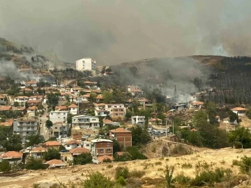 İzmir’de dün gece Yamanlar’da başlayan orman yangını evlere sıçradı. İtfaiye ekipleri olağanüstü bir çabayla yangını söndürmeye çalışıyor.
