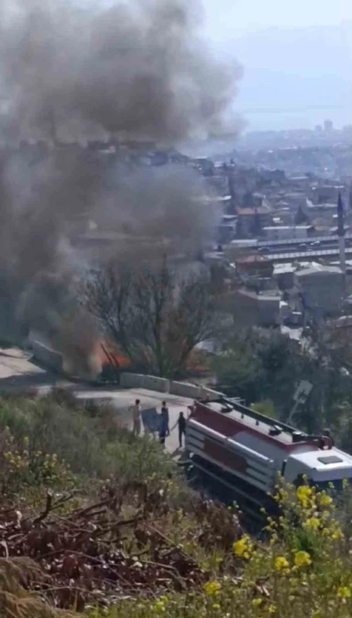 İzmir’de gecekondu alev alev yandı
