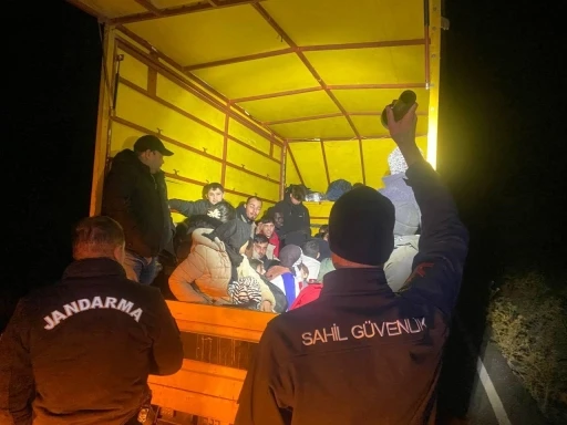 İzmir’de kamyonet kasasında 40 kaçak göçmen ve 1 organizatör yakalandı
