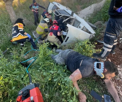 İzmir’de otomobil şarampole devrildi: 2 yaralı
