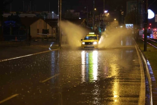 İzmir’de sağanak yağış etkili oluyor
