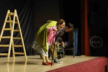 İzmir Şehir Tiyatroları Bandırma’da sahne aldı
