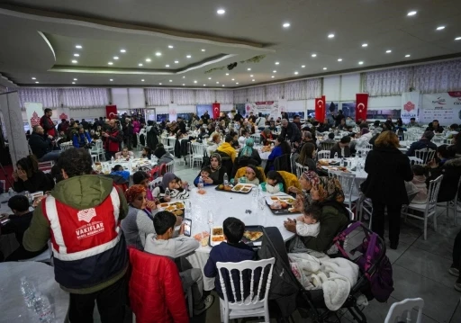 İzmir Vakıflar Bölge Müdürlüğünden günlük 2 bin kişiye iftar
