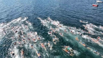 İzmit Körfezi’nde yüzücüler mavi sularda hedefe kulaç attı
