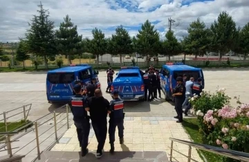 Jandarma 12 aranan şahsı yakalayarak adalete teslim etti
