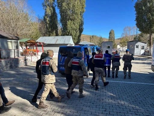 Jandarma ekipleri 38 düzensiz göçmeni yakaladı
