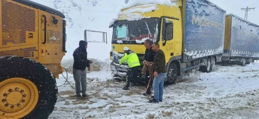 Jandarma Erzurum’da yolda kalan 143 vatandaşa ulaştı
