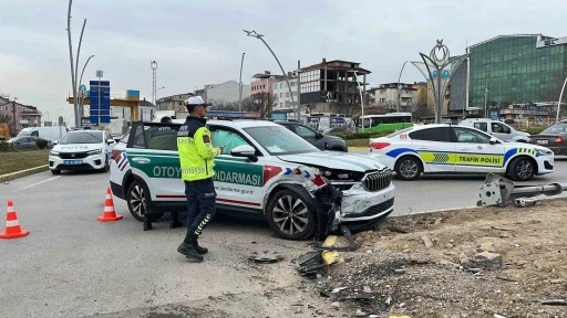 Jandarma trafik otosu ile hafif ticari araç çarpıştı: 1 yaralı
