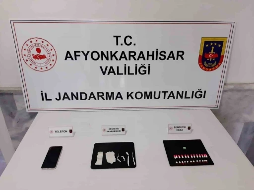 Jandarma zehir tacirini uyuşturucuyu satamadan yakaladı
