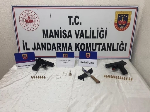 Jandarmanın asayiş uygulamasında ruhsatsız tabancalar ele geçirildi
