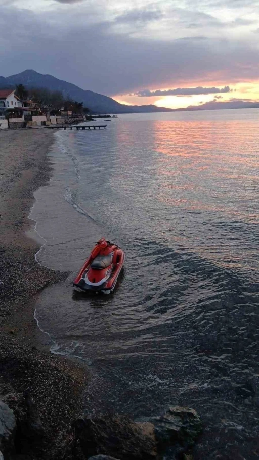 Jet skili düzensiz göçmen jandarmanın dikkatinden kaçamadı
