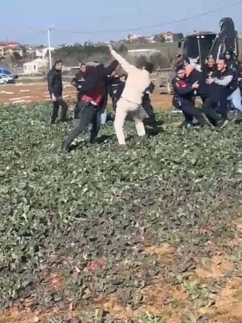 Kaçak yapı yıkımında ortalık karıştı: 2 zabıta yaralandı
